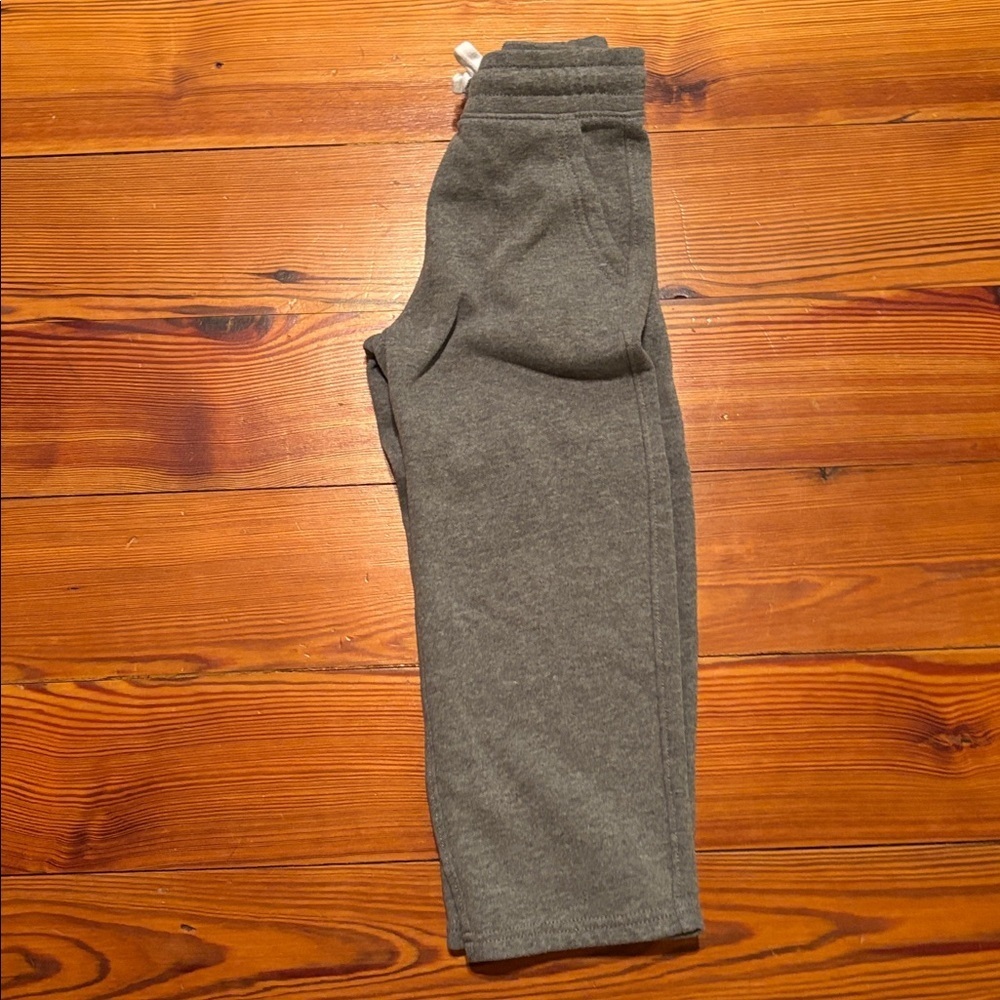 1 Pair Boys Gray Old Navy Sweatpants/Joggers
Size S (6-7) - Picture 3 of 3